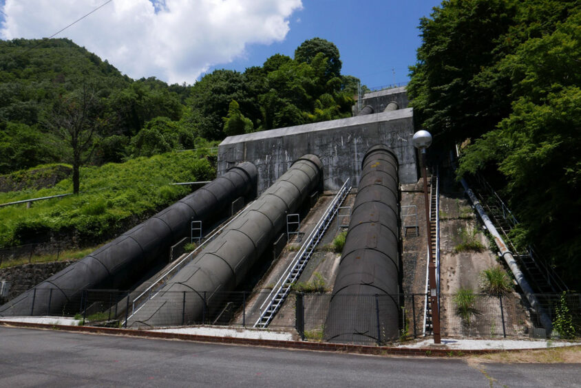 読書発電所への水の引き込みの巨大なパイプ